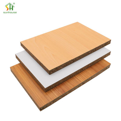 İyi bir fiyat. Mobilyalar için özel 4X8Ft Melamine Parçacık Tablosu Kalıp Dayanıklı çevrimiçi